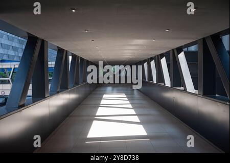 25.05.2021, Singapur, Republik Singapur, Asien - verlassene Fußgängerüberführung im zentralen Finanz- und Geschäftsviertel während der covid-Krise. Stockfoto