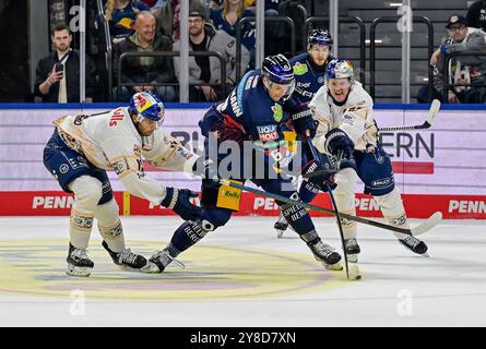 München, Deutschland. Oktober 2024. Kampf um den Puck von Markus Eisenschmid (EHC Red Bull Muenchen, #11) und Emil Johansson (EHC Red Bull Muenchen, #57) mit Kai Wissmann (Eisbaeren Berlin, #6). GER, EHC Red Bull München gegen Eisbaeren Berlin, Eishockey, DEL, 6. Spieltag, Saison 2024/2025, 04.10.2024. Foto: Eibner-Pressefoto/Heike feiner Credit: dpa/Alamy Live News Stockfoto