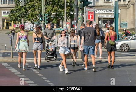 Fußgänger, Überweg, Frankfurter Tor, Frankfurter Allee, Friedrichshain-Kreuzberg, Berlin, Deutschland +++ KEINE MODELLVERÖFFENTLICHUNG!!! Stockfoto