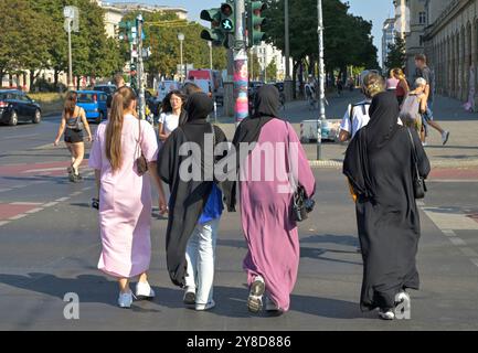 Fußgänger, Überweg, Frankfurter Tor, Frankfurter Allee, Friedrichshain-Kreuzberg, Berlin, Deutschland +++ KEINE MODELLVERÖFFENTLICHUNG!!! Stockfoto