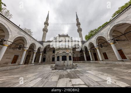 Uskudar Istanbul Türkei 06. Mai 2023; Uskudar neue Valide-Moschee, erbaut von Mimar Sinan. Die Yeni Valide Moschee ist eine osmanische Moschee aus dem 18. Jahrhundert Stockfoto