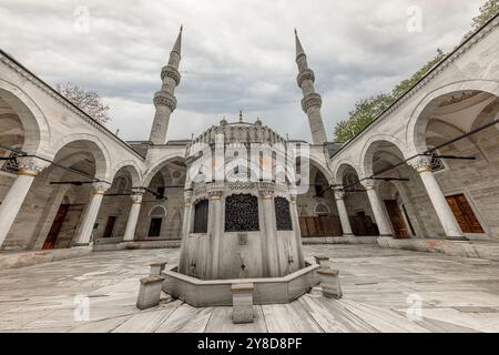 Uskudar Istanbul Türkei 06. Mai 2023; Uskudar neue Valide-Moschee, erbaut von Mimar Sinan. Die Yeni Valide Moschee ist eine osmanische Moschee aus dem 18. Jahrhundert Stockfoto