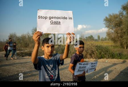 Ein kaschmirischer schiitischer Junge hält während eines protestmarsches ein Plakat mit der Aufschrift "stoppt den Völkermord in Gaza". Schiitische Muslime haben eine Protestkundgebung abgehalten, in der sie die laufenden israelischen Militäraktionen im Libanon und in Palästina sowie die Ermordung von Sayyed Hassan Nasrallah, dem langjährigen Führer der Hisbollah, verurteilten. Nasrallah wurde bei einem israelischen Luftangriff am 27. September 2024 in Beirut getötet, der auf das zentrale Hauptquartier der Hisbollah abzielte, während sich die Spannungen zwischen Israel und der Hisbollah verschärften. Der Luftangriff führte auch zum Tod mehrerer hochrangiger Hezbollah-Kommandeure, darunter Ali Karaki, der die Hisbollah anführte. Stockfoto