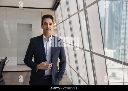 Gutaussehender, selbstbewusster indischer CEO posiert für ein Geschäftsporträt Stockfoto