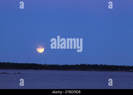 Mond und Mondaufgang am späten Nachmittag, Abend am Meer. Küste und Bucht. September in der Ostsee. Stockfoto