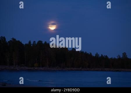 Mond und Mondaufgang am späten Nachmittag, Abend am Meer. Küste und Bucht. September in der Ostsee. Stockfoto