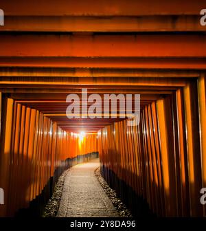 Der große Schrein Fushimi Inari Taisha in Kyoto, Japan, berühmt für die Tausenden von Torii-Toren, die zum heiligen Berg Inari führen Stockfoto