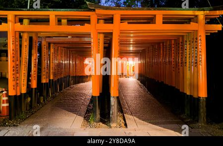 Der große Schrein Fushimi Inari Taisha in Kyoto, Japan, berühmt für die Tausenden von Torii-Toren, die zum heiligen Berg Inari führen Stockfoto