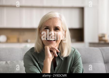 Attraktives Porträt der reiferen Frau mit Kopfaufnahme Stockfoto