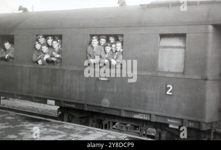 Soldaten des Fallschirmregiments, 6. Luftlandedivision, in einem deutschen Zug am Ende des Zweiten Weltkrieges 1945. Stockfoto