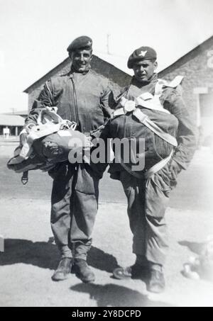 Soldaten des Fallschirmregiments bereiten sich auf einen Sprung vor, während sie im Mandatory Palestine stationiert sind, um 1945–1948. Stockfoto