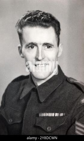 Ein Sergeant in der Coldstream-Garde, Dezember 1945. Seine Medel-Bänder deuten darauf hin, dass er bei der 1. Armee in Nordafrika und in Italien diente. Stockfoto