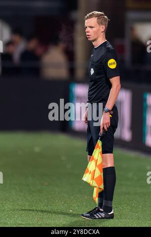 Helmond, Niederlande. Oktober 2024. HELMOND, NIEDERLANDE - 4. OKTOBER: Stellvertretender Schiedsrichter Laurens Maas beim niederländischen Keuken Kampioen Divisie Spiel zwischen Helmond Sport und Jong Ajax im Lavans Stadion am 4. Oktober 2024 in Helmond, Niederlande. (Foto von Joris Verwijst/Orange Pictures) Credit: Orange Pics BV/Alamy Live News Stockfoto