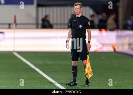 Helmond, Niederlande. Oktober 2024. HELMOND, NIEDERLANDE - 4. OKTOBER: Stellvertretender Schiedsrichter Laurens Maas beim niederländischen Keuken Kampioen Divisie Spiel zwischen Helmond Sport und Jong Ajax im Lavans Stadion am 4. Oktober 2024 in Helmond, Niederlande. (Foto von Joris Verwijst/Orange Pictures) Credit: Orange Pics BV/Alamy Live News Stockfoto