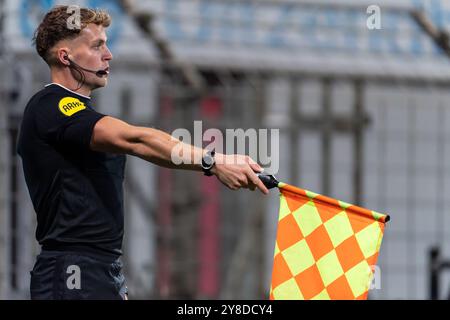 Helmond, Niederlande. Oktober 2024. HELMOND, NIEDERLANDE - 4. OKTOBER: Schiedsrichter Mark Pelgrom beim niederländischen Keuken Kampioen Divisie Spiel zwischen Helmond Sport und Jong Ajax im Lavans Stadion am 4. Oktober 2024 in Helmond, Niederlande. (Foto von Joris Verwijst/Orange Pictures) Credit: Orange Pics BV/Alamy Live News Stockfoto