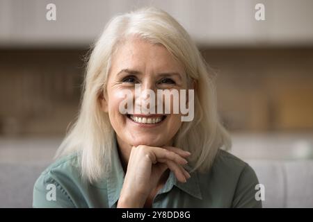 Nahaufnahme Porträt glückliche reife Frau posiert drinnen Stockfoto