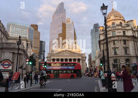 London, Großbritannien. Oktober 2024. Wetter in Großbritannien. Skyline am Herbstabend über dem Finanzzentrum in der City of London, England, Großbritannien. Quelle: Glosszoom/Alamy Live News Stockfoto