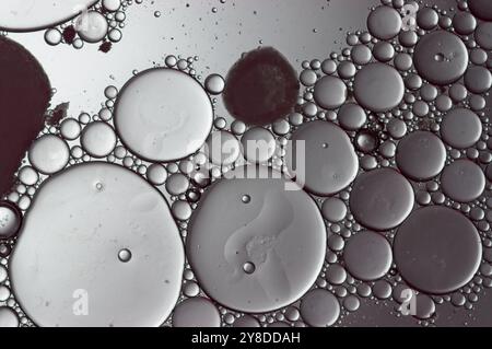 Abstrakte Kreise in Flüssigkeit mit monochromem Hintergrund Stockfoto