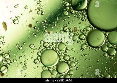 Grüner abstrakter Hintergrund mit planetenähnlichen Kreisen Stockfoto