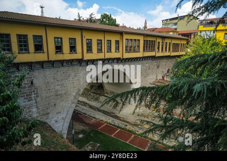 Bursa, Türkei - 8. September 2024: Die Irgandi-Brücke ist eine historische Brücke in Bursa, Türkei. Diese osmanische Brücke ist eine seltene überdachte Brücke mit Geschäften Stockfoto