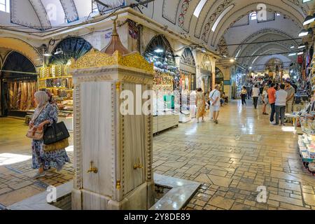 Istanbul, Türkei - 12. September 2024: Der große Basar in Istanbul ist einer der größten und ältesten überdachten Märkte der Welt, die Türkei. Stockfoto