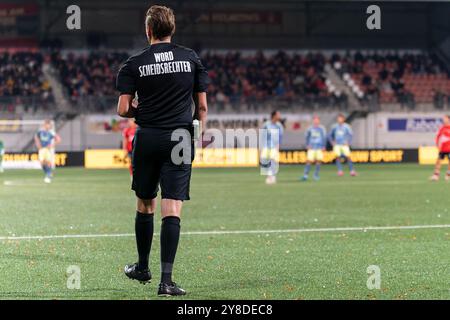 Helmond, Niederlande. Oktober 2024. HELMOND, NIEDERLANDE - 4. OKTOBER: Schiedsrichter Laurens Gerrets beim niederländischen Keuken Kampioen Divisie Spiel zwischen Helmond Sport und Jong Ajax im Lavans Stadion am 4. Oktober 2024 in Helmond, Niederlande. (Foto von Joris Verwijst/Orange Pictures) Credit: Orange Pics BV/Alamy Live News Stockfoto