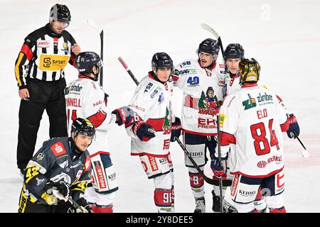 Eishockey DEL2 - 24/25 - 8. Spieltag: Krefeld Pinguine vs EHC Freiburg am 04.10.2024 in der Yayla Arena in Krefeld Torjubel der Freiburger nach dem 1:2 Foto: Osnapix Stockfoto