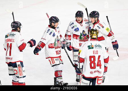 Eishockey DEL2 - 24/25 - 8. Spieltag: Krefeld Pinguine vs EHC Freiburg am 04.10.2024 in der Yayla Arena in Krefeld Torjubel der Freiburger nach dem 1:2 Foto: Osnapix Stockfoto