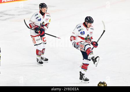 Eishockey DEL2 - 24/25 - 8. Spieltag: Krefeld Pinguine vs EHC Freiburg am 04.10.2024 in der Yayla Arena in Krefeld Torjubel der Freiburger nach dem 1:2 Foto: Osnapix Stockfoto