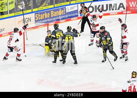 Eishockey DEL2 - 24/25 - 8. Spieltag: Krefeld Pinguine vs EHC Freiburg am 04.10.2024 in der Yayla Arena in Krefeld Torjubel der Freiburger nach dem 1:2 Foto: Osnapix Stockfoto