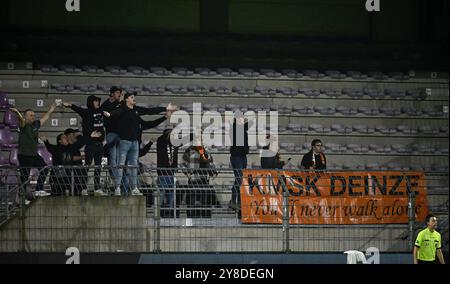 Maasmechelen, Belgien. Oktober 2024. Deinze'Supporters, die während eines Fußballspiels zwischen Patro Eisden und KMSK Deinze am Freitag, den 4. Oktober 2024 in Maasmechelen, am siebten Tag der zweiten Liga der Challenger Pro League 2024-2025, dargestellt wurden. BELGA FOTO JOHAN EYCKENS Credit: Belga News Agency/Alamy Live News Stockfoto