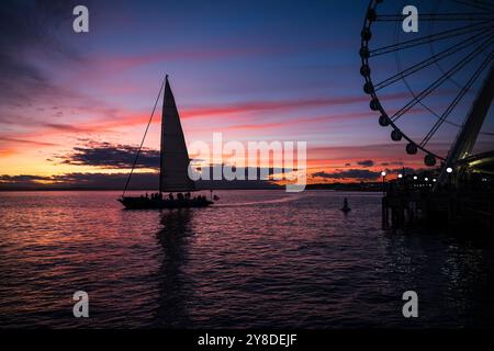 Seattle, USA. September 2023. Sonnenuntergang am Pier 56 entlang des Ufers. Stockfoto