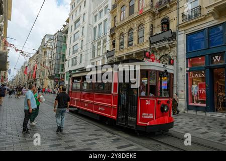 Istanbul, Türkei - 15. September 2024: Eine Straßenbahn auf der Istiklal Avenue im historischen Stadtteil Beyoglu in Istanbul, Türkei Stockfoto