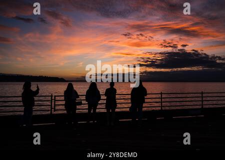 Seattle, USA. September 2023. Sonnenuntergang am Pier 56 entlang des Ufers. Stockfoto