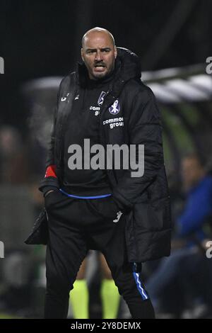Maasmechelen, Belgien. Oktober 2024. Patro Eisdens Cheftrainer Stijn Stijnen wurde während eines Fußballspiels zwischen Patro Eisden und KMSK Deinze am Freitag, den 4. Oktober 2024, in Maasmechelen am siebten Tag der zweiten Liga der Challenger Pro League 2024-2025 in Belgien gezeigt. BELGA FOTO JOHAN EYCKENS Credit: Belga News Agency/Alamy Live News Stockfoto