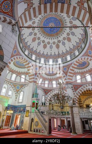 Istanbul, Türkei – 18. September 2024: Die Atik-Valide-Moschee ist eine osmanische Kaisermoschee aus dem 16. Jahrhundert im Stadtteil Uskudar in Istanbul. Stockfoto