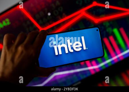 Krakau, Polen. Oktober 2024. In dieser Abbildung wird das Intel-Logo auf einem Smartphone-Bildschirm vor einem Computerbildschirm mit einer Matrix dargestellt, da das Unternehmen am 4. Oktober 2024 in Europa investiert. (Foto: Dominika Zarzycka/SIPA USA) Credit: SIPA USA/Alamy Live News Stockfoto