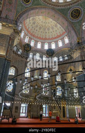 Istanbul, Türkei - 22. September 2024: Die neue Moschee oder Yeni Cami im Stadtteil Eminonu in Istanbul, Türkei. Stockfoto