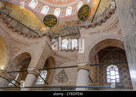 Istanbul, Türkei - 22. September 2024: Die neue Moschee oder Yeni Cami im Stadtteil Eminonu in Istanbul, Türkei. Stockfoto
