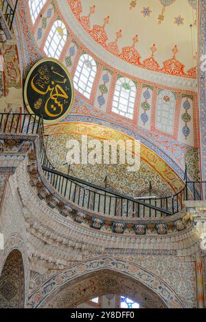 Istanbul, Türkei - 22. September 2024: Die neue Moschee oder Yeni Cami im Stadtteil Eminonu in Istanbul, Türkei. Stockfoto