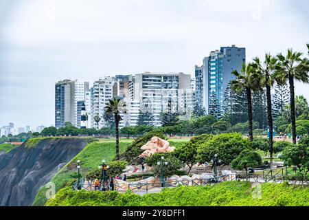 Die Skulptur El Beso (der Kuss) im Parque del Amor (Park der Liebe) auf einem Felsen über dem Pazifik. Miraflores, Peru, Südamerika. Stockfoto