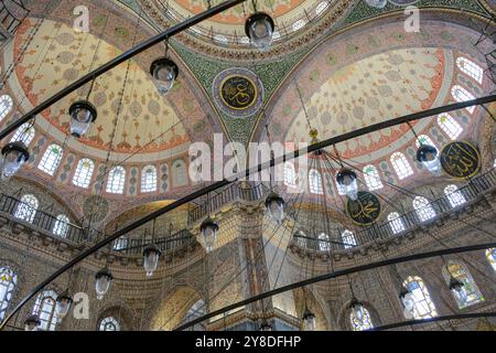 Istanbul, Türkei - 22. September 2024: Die neue Moschee oder Yeni Cami im Stadtteil Eminonu in Istanbul, Türkei. Stockfoto