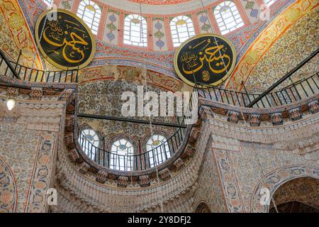 Istanbul, Türkei - 22. September 2024: Die neue Moschee oder Yeni Cami im Stadtteil Eminonu in Istanbul, Türkei. Stockfoto