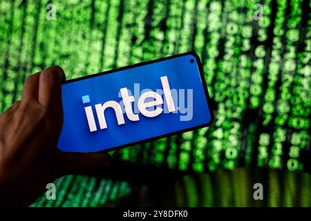 Krakau, Polen. Oktober 2024. In dieser Abbildung wird das Intel-Logo auf einem Smartphone-Bildschirm vor einem Computerbildschirm mit einer Matrix dargestellt, da das Unternehmen am 4. Oktober 2024 in Europa investiert. (Foto: Dominika Zarzycka/SIPA USA) Credit: SIPA USA/Alamy Live News Stockfoto