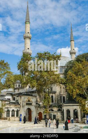 Istanbul, Türkei - 23. September 2024: Die Eyup Sultan Moschee befindet sich am Goldenen Horn im Eyup Bezirk von Istanbul. Stockfoto