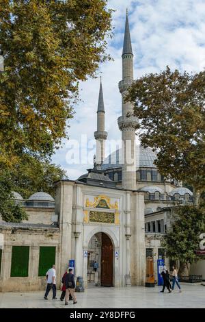 Istanbul, Türkei - 23. September 2024: Die Eyup Sultan Moschee befindet sich am Goldenen Horn im Eyup Bezirk von Istanbul. Stockfoto