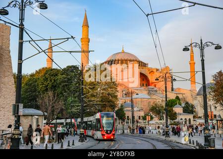 Istanbul, Türkei – 25. September 2024: Hagia Sophia ist eine ehemalige griechisch-orthodoxe christliche Patriarchalbasilika, die später eine kaiserliche Moschee in Istanbul ist. Stockfoto