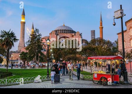 Istanbul, Türkei – 25. September 2024: Hagia Sophia ist eine ehemalige griechisch-orthodoxe christliche Patriarchalbasilika, die später eine kaiserliche Moschee in Istanbul ist. Stockfoto