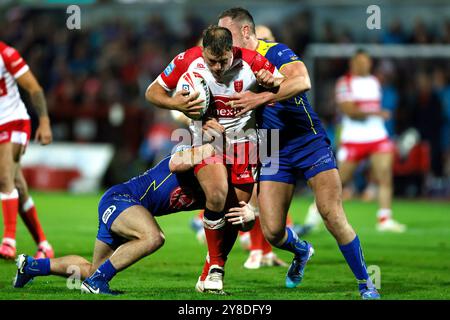 Hull KR's Jai Whitbread (Mitte) wird im Halbfinalspiel der Betfred Super League in Craven Park, Hull, angegriffen. Bilddatum: Freitag, 4. Oktober 2024. Stockfoto