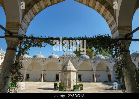 Istanbul, Türkei - 25. September 2024: Sehzade Mehmet Madrasa im Sehzade-Moschee-Komplex im Stadtteil Fatih in Istanbul, Türkei. Stockfoto